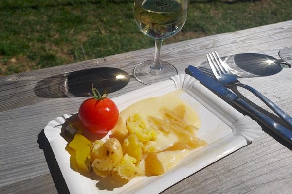 Ein Fendant gehört zum Walliser Raclette. - © René Buss