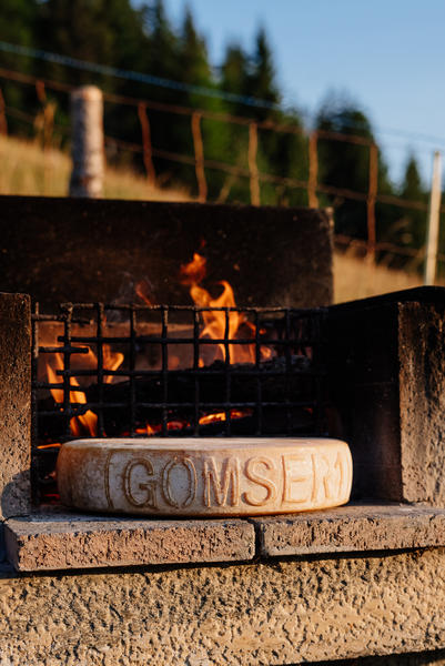 So geht Raclette! - © Walker Bergkäserei AG / zVg