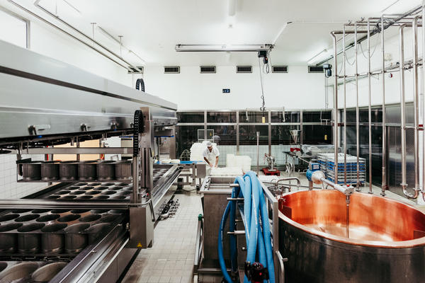 links: Einpressformen, rechts: Kupferkessel - © Walker Bergkäserei AG / zVg