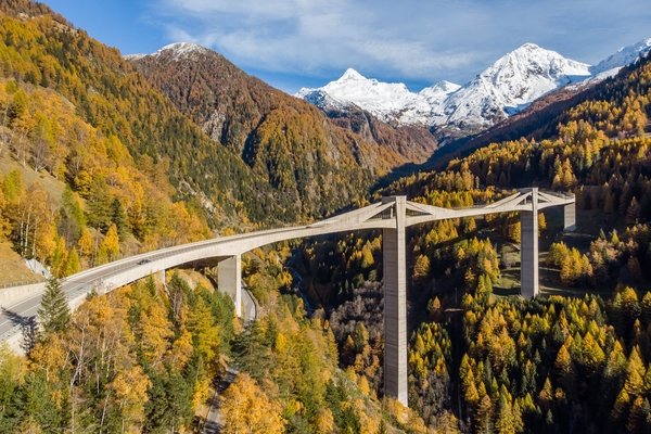 Die Ganterbrücke über den Lärchenwäldern. - © Brig Simplon Tourismus