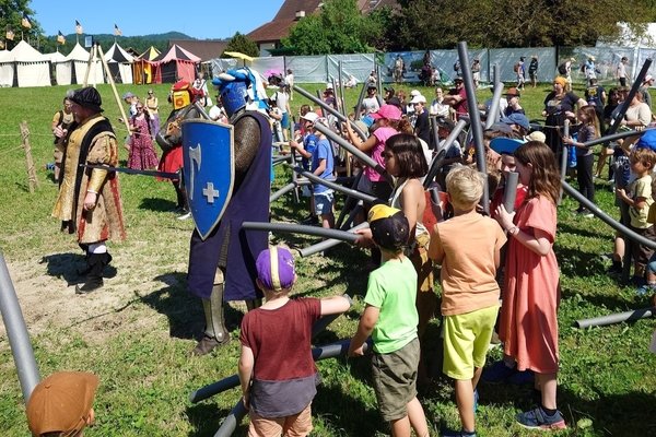 Die kleinen Ritter dürfen die Burg mit Heizungsrohrisolierungen verteidigen. - © turnei.ch