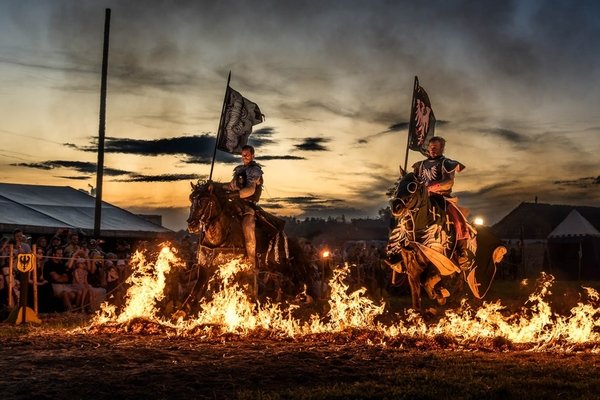 Feurige Ritter-Stunt-Show - © turnei.ch