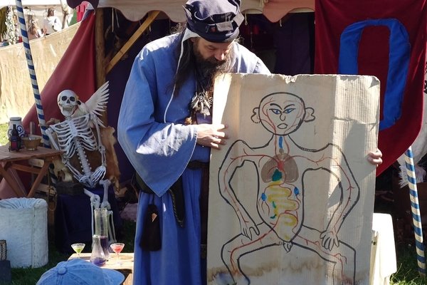 Der Alchemist referiert über den Körper - © turnei.ch