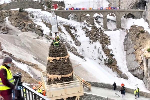 Der Böögg auf der Teufelsbrücke 2021