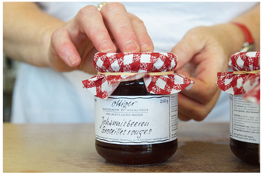 Verpackung in Handarbeit bei Ottiger