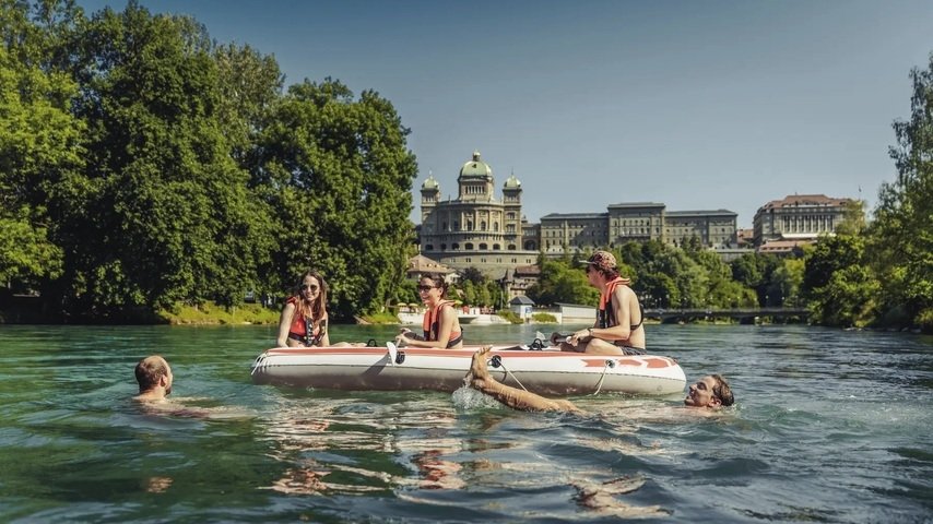 Bern, das Sommerparadies: Schwimmen, Glacé und Aareböötle