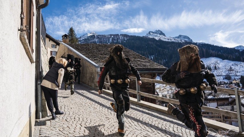 «Pschuuri» in Splügen - Ein Dorf sieht schwarz