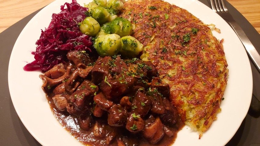 Rehpfeffer mit Waldpilzen - So wild schmeckt der Herbst! (mit Rezept)