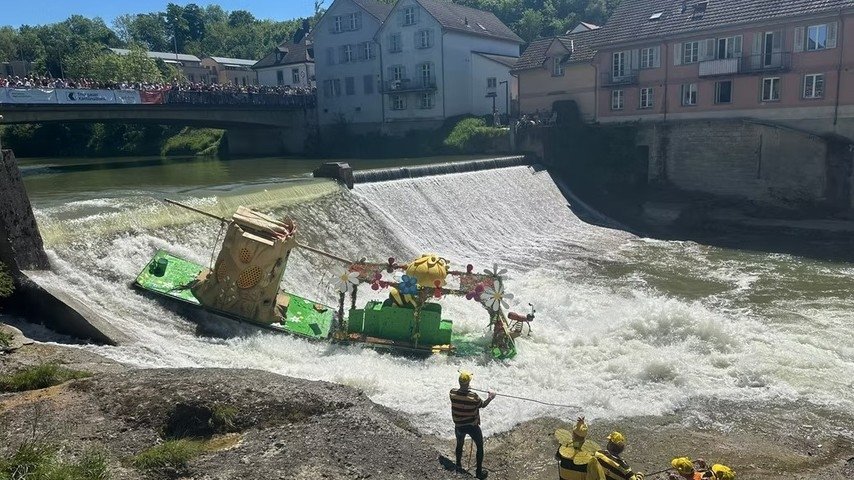 Schräger Spaß mit Schlagseite - Mammut-Floßrennen im Thurgau
