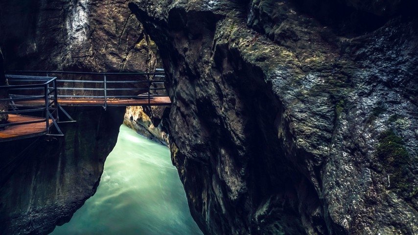 Die geheimnisvolle Seite der Schweizer Wasserwelt - Schluchten, Höhlen und unterirdische Seen