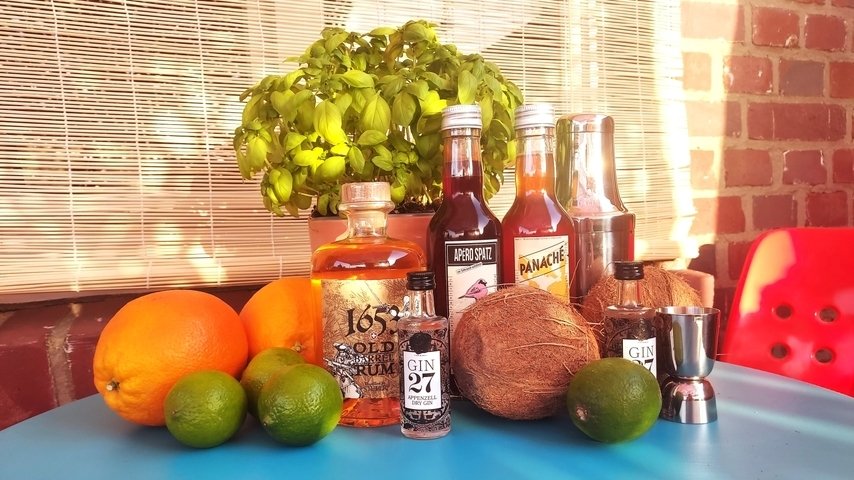 Zwei erfrischende Cocktails nach Schweizer Art: Mit Fernweh in die Karibik, mit Heimweh in die Aare 