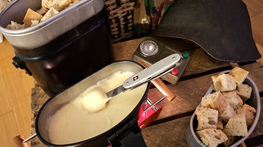 Schweizer Militär-Fondue – Käse für 1100 Personen (mit Rezept)