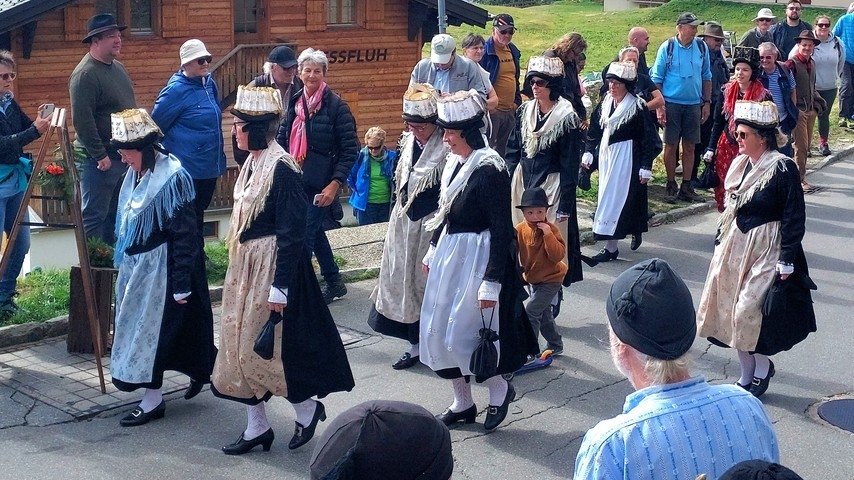 Schweizer Trachten - Lebendige Traditionen und Spiegel der Geschichte