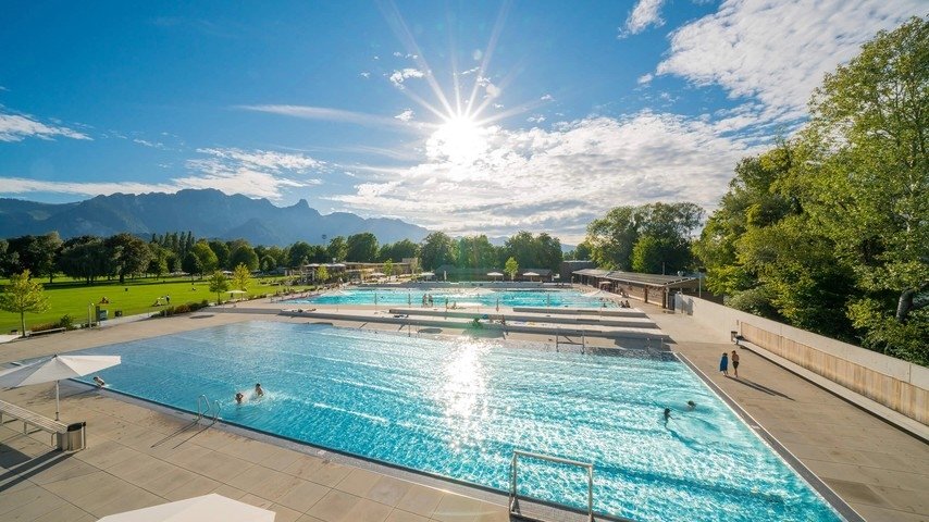 Sommer, Sonne, Strand und Berge: 3 einzigartige Freibäder in der Schweiz