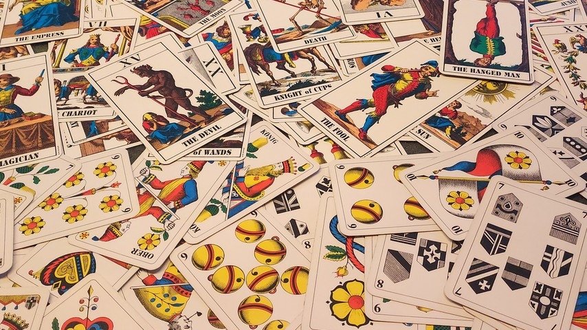 Troggen, Tarot und Jass - 300 Jahre Nervenkitzel und Spaß beim Spieleabend